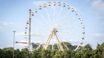 Schon von Weitem sind das Riesenrad und das Kettenkarussell des Brokser Heiratsmarktes zu sehen. Die Besucher nehmen das Volksfest in diesem Jahr gut an.