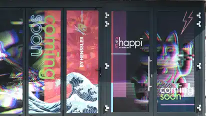 "Happi by Henssler" und "Coming soon", was auf eine baldige Eröffnung hindeutet, steht am Fenster des Hauses im Krögersweg. Doch noch ist gar nicht klar, ob dort ein Restaurant eröffnet werden darf.