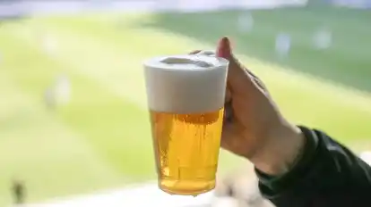 Weizenbier, Pommes und Fischbrötchen kosten im Weserstadion künftig mehr.