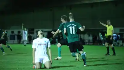Die Vorentscheidung: Florian Fielbrandt hat zum 2:0 getroffen und dreht jubelnd ab, Hagens Jonas Knoblauch (Nummer 11) nimmt umgehend die "Verfolgung" auf.
