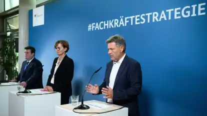 Arbeitsminister Hubertus Heil (l.), Bildungsministerin Bettina Stark-Watzinger und Wirtschaftsminister Robert Habeck nach dem Treffen der Bundesregierung mit Vertretern der Wirtschaft und der Gewerkschaften zum Fachkräftemangel.