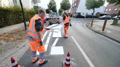 Auf der Fahrbahn der Otto-Jenzok-Straße wurde zur Verdeutlichung der Tempo-30-Regel ein entsprechendes Piktogramm aufgebracht.