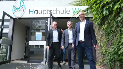 Kultusminister Grant Hendrik Tonne (von links) hat sich gemeinsam mit SPD-Landtagsabgeordneten Deniz Kurku am Donnerstag von Schulleiter Jan Steen die Hauptschule am Schulzentrum West in Delmenhorst zeigen lassen.