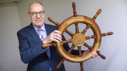 Klaus Ziegler wurde mit diesem Steuerrad zum "Unternehmer des Jahres" ausgezeichnet. 1986 war er es übrigens, der das Steuerrad an den damaligen Preisträger überreichte. Zieglers Firma Nordcap bietet alles an Kühlgeräten, was die Gastronomie und Hotellerie benötigt.