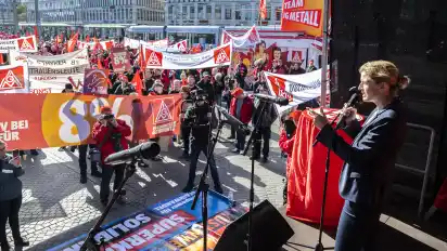 Bei der IG-Metall-Kundgebung auf dem Bremer Bahnhofsvorplatz anlässlich der ersten Tarifrunde hielt auch die Verhandlungsführerin des Arbeitgeberverbands Nordmetall, Lena Ströbele, eine kurze Rede.