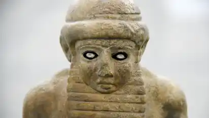 Das Fragment einer Statuette eines Herrschers von Uruk