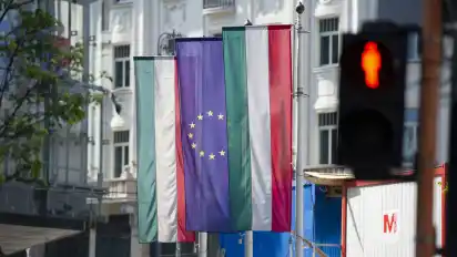 Flaggen von Ungarn und der Europäischen Union hängen an einer Fassade. Wegen Korruption und anderer Verstöße gegen den Rechtsstaat in Ungarn hat die Europäische Kommission vorgeschlagen, dem Land Zahlungen in Höhe von rund 7,5 Milliarden Euro aus dem EU-Haushalt zu kürzen.