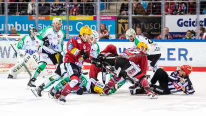 Es geht wieder rund in der Deutschen Eishockey-Liga – wie hier beim Saisonauftakt zwischen den Fischtown Pinguins und den Bietigheim Steelers. Da können sich auch Schiedsrichter nicht immer aus dem Getümmel heraushalten.