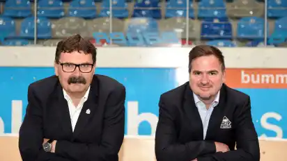 Alfred Prey (links) lässt sich auch von zwei Siegen zum Saisonauftakt nicht blenden. Der Teammanager der Fischtown Pinguins, hier Seite an Seite mit Geschäftsführer Hauke Hasselbring, sieht sein Team trotzdem vor einer schweren Spielzeit.