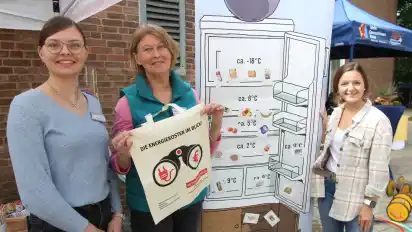 Pia Krampe (v.l.) , Ute Rigbers und Jasmin Scholz von der Verbraucherzentrale informieren über das Befüllen und nicht überfüllen des Kühlschranks. Das war nur eine Station auf dem Klimafest.
