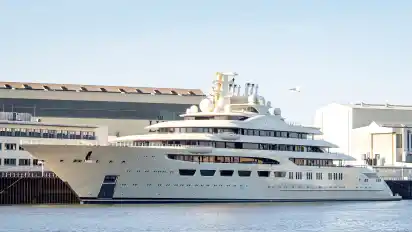 Die Lürssen Werft baut Luxusyachten und Kriegsschiffe für die Marine