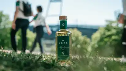 Eine Flasche "Kurvenkorn" ist im Bundestag verschwunden.