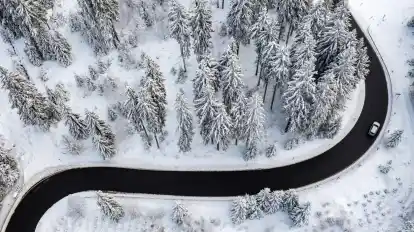 Spätestens bei Eis und Schnee ist es unabdingbar mit geeigneten Winterreifen unterwegs zu sein.