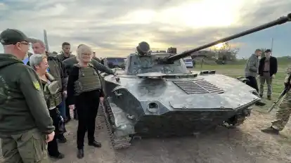 Verteidigungsministerin Christine Lambrecht (SPD, 3.v.l) besichtigt mit ihrem ukrainischen Amtskollegen Olexij Resnikow (l) eine Verteidigungsstellung außerhalb von Odessa und lässt sich einen von den Russen erbeuteten Panzer zeigen.