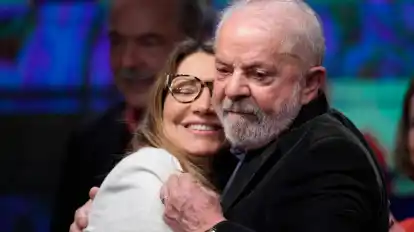 Luiz Inácio Lula da Silva umarmt seine Frau Rosangela.