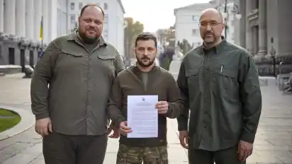 Präsentierten ihren Antrag auf einen "beschleunigten Beitritt zur Nato": Ukraines Präsident Wolodymyr Selenskyj (Mitte) sowie Parlamentspräsident Ruslan Stefantschuk (l.) und Premierminister Denys Schmyhal.