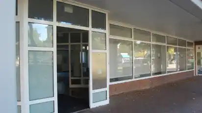 Der Arkaden-Gang wird jeweils links und rechts vom Eingangsbereich zugunsten von mehr Nutzfläche im Gebäude geschlossen.