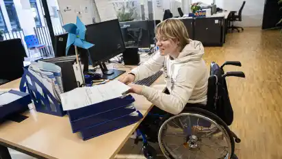 Larissa Fontein ist eine von 13 Teilnehmerinnen und Teilnehmern, die beim Außenstandort der Werkstatt Bremen die Grundlages des Büromanagements erlernt.