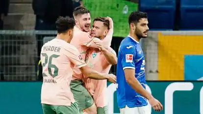 Elfmetertorschütze Niclas Füllkrug (2.v.r.) jubelt mit Mannschaftskollegen über das Tor zum 1:2.