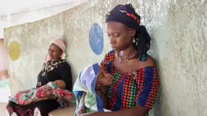 Burkina Faso: Eine Mutter (r.) hält ihren zweijährigen Sohn, der wegen Unterernährung mit einer Magensonde behandelt wird.