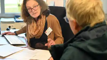 Evelin Vallant vom Finanzamt Osterholz-Scharmbeck beriet am Aktionstag Bürger, die mit Fragen zur Grundsteuererklärung zu ihr kamen.