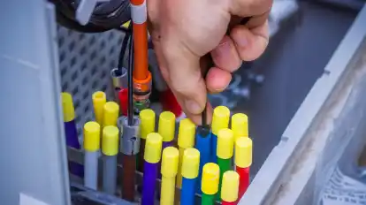 In jedem dieser unterschiedlich farbigen Leerrohre können Glasfaserkabel liegen. Einige Vodafone-Kunden in Walle leiden momentan unter einer durchtrennten Leitung und haben weder Internet noch Festnetz.