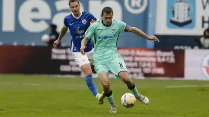 Paderborns Ron Schallenberg (r) und Rostocks Svante Ingelsson kämpfen in der zweiten Liga um den Ball.