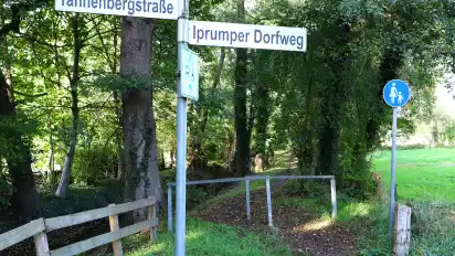 Nur noch zu Fuß zu betreten: Die Verbindung des Iprumper Dorfwegs mit der Tannenbergstraße war vermutlich im Mittelalter Teil des Handelswegs zwischen Bremen und den Niederlanden.