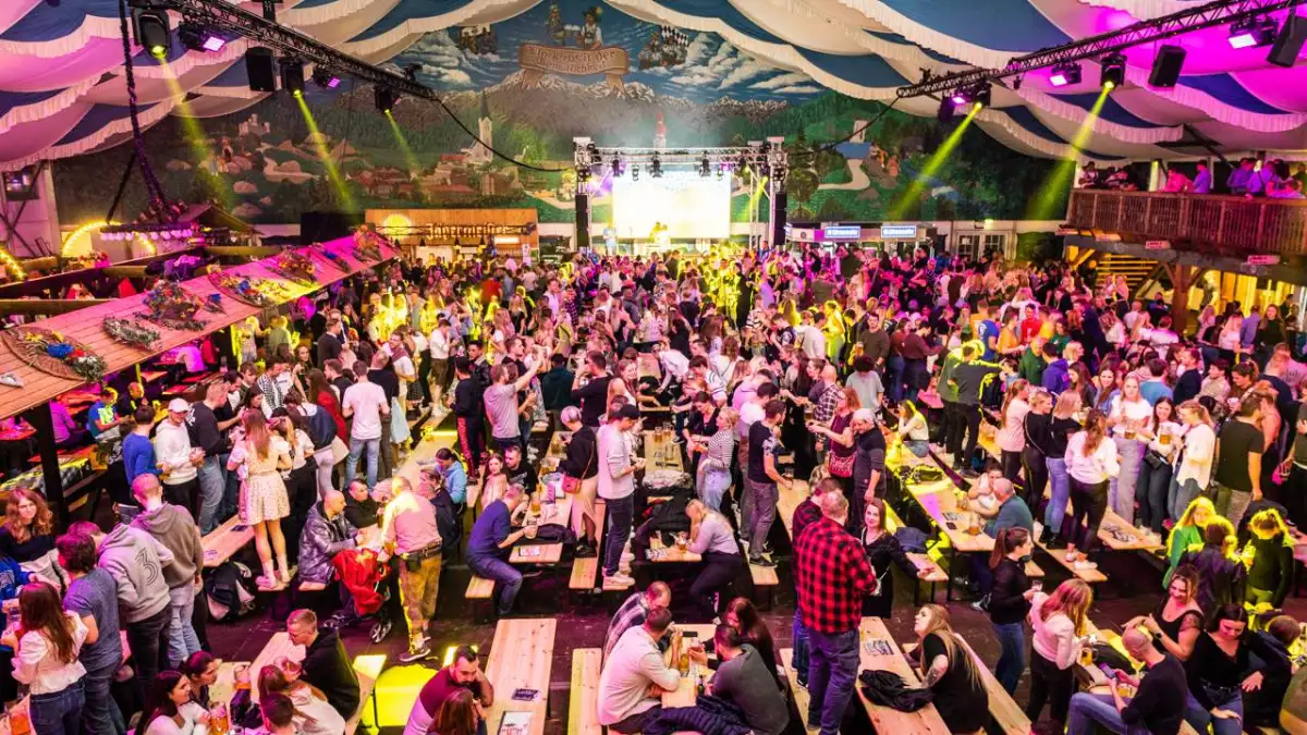 Auf Tischen und Bänken: So feiern Freimarkt-Besucher im Bayernzelt