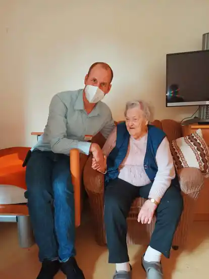 Am 103. Geburtstag von Bewohnerin Herta Simon im Kursana Domizil Bremen kam Pflegedienstleiter Daniel Trojahn zum Gratulieren vorbei.