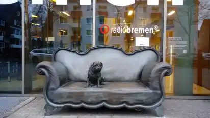 Das Loriot-Sofa in Bronze mit Mops neben dem Eingang von Radio Bremen: Beim Sender kam es durch einen Streik am Freitagabend zu Programmausfällen.