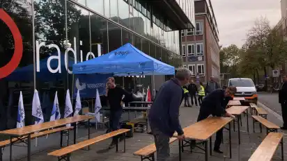 Streikaufbau am Freitagabend, 28. Oktober 2022, vor dem Eingang von Radio Bremen. Wegen Tarifverhandlungen haben Verdi und der DJV die Beschäftigten zum Streik bis 20 Uhr aufgerufen.