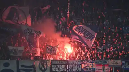 Hertha-Fans zündeten beim Spiel gegen Werder Pyrotechnik.
