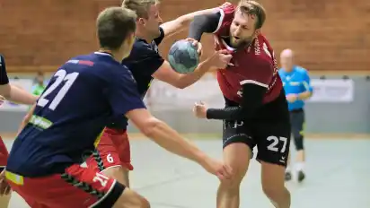 In der Hinrunde kassierte die HSG Delmenhorst um Jörn Janßen eine bittere 32:35-Heimniederlage.