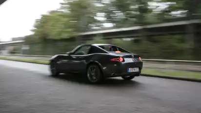 Da huscht sie vorbei, die reine Essenz des Autofahrens. Dafür braucht es: eine Karosserie von deutlich unter vier Metern Länge, vorne einen Verbrenner mit 135 kW, angetriebene Räder hinten, dazwischen zwei Sitze, Lenkrad und eine Handschaltung.