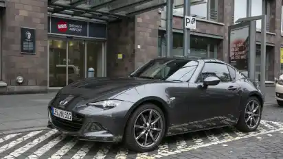 Geschlossene Gesellschaft: Die Nummer beherrscht der MX-5 als RF ganz ausgezeichnet. Ist die zentrale Dachplatte an ihrem angestammten Platz, wird aus dem frischluftigen Spaßmobil ein Fastback mit Ganzjahrestauglichkeit.