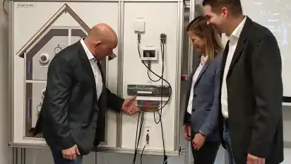 Den Azubis am Modell verdeutlichen, was mit Smarthome alles möglich ist: Frank Marshall, Abteilungsleiter Duale Ausbildung am Schulzentrum Vegesack zeigt das Labormodell Svenja Genuttis-Wiebalck vom Heizungsbetrieb Genuttis sowie Uwe Werner von der Hochschule Bremerhaven.