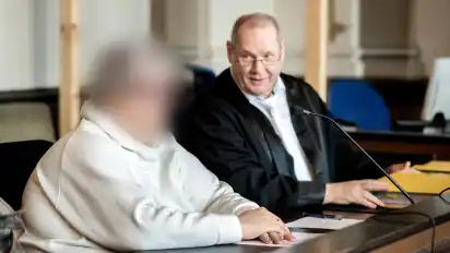 Die angeklagte Hebamme hat am zweiten Verhandlungstag vor dem Landgericht Verden Fehler bei einer mehrtägigen Hausgeburt eingeräumt.