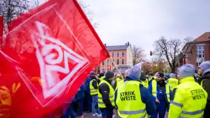 Etwa 800 Beschäftigte aus Metallbetrieben fordern einen Tag vor der möglicherweise entscheidenden Verhandlungsrunde im Tarifkonflikt der Metall- und Elektroindustrie eine deutliche Erhöhung ihrer Gehälter.