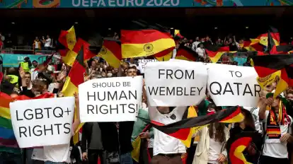 "Es ist skandalös, eine WM in ein Land zu geben, in dem die Gastarbeiter auf den Stadionbaustellen sterben": Kristina Vogt ist auf der Seite der kritischen Fans, die schon 2021 bei der EURO demonstrierten.