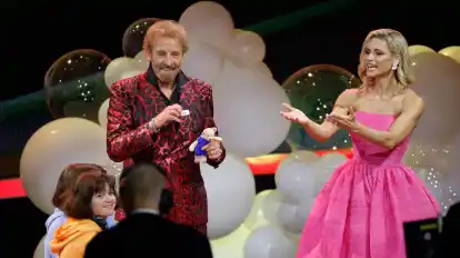 Das Moderatorenpaar Gottschalk/Hunziker begrüßen Luise und Mira Pfeiffer zur Kinderwette.