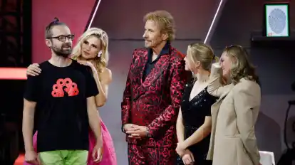 Marten Reiß (l) wurde bei der ZDF-Show „Wetten, dass..?“ mit Thomas Gottschalk und Michelle Hunziker Wettkönig.