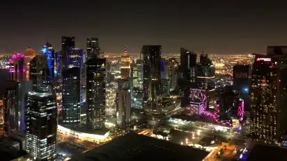Glitzernde Metropole bei Nacht: Doha, die Hauptstadt von Katar.