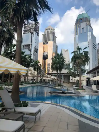 Die Skyline von Doha ist der hypermoderne Teil Katars: Perlen sind in der Region das geschichtliche Erbe der Perlenfischerei. Sie finden sich oft als Motiv, wie hier eingebettet in der Fassade eines Hochhauses.