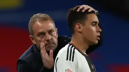 Auf der Suche nach dem Teamgeist: Hansi Flick mit Bayern-Profi Jamal Musiala.