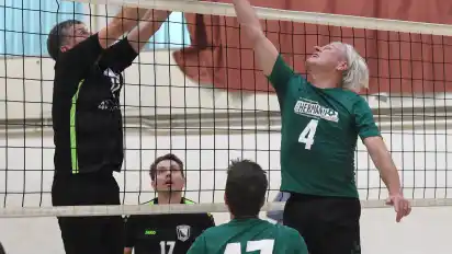 Zwei Volleyball-Legenden im direkten Duell: VSK-Zuspieler Jens Gerken (rechts) gegen Beckedorfs Uwe Brandhorst.