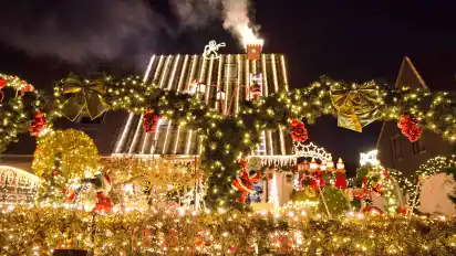 Rund 60.000 Lichter erhellen das Delmenhorster Weihnachtshaus. Nun haben Unbekannte der Betreiberfamilie ein anonymes SChreibec mit Drohungen geschickt.