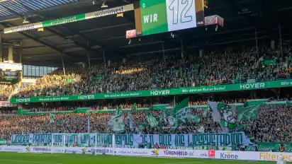 Klare Botschaft im Weserstadion: Katar boykottieren und zum Frauenspiel kommen, so stand es in der Fankurve.