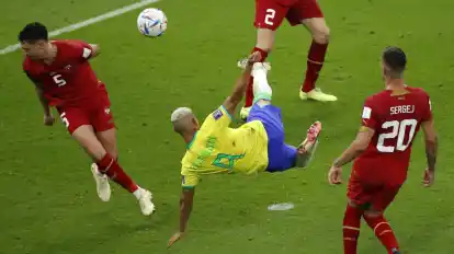 Das schönste Tor der WM bislang – und ein Werder-Profi mittendrin: Milos Veljkovic konnte Richarlison vor dessen zweitem Treffer des Abends nicht entscheidend stören.