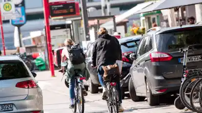 Zwei Fahrradfahrer sind auf der Osterstraße auf einem Radweg auf der Straße unterwegs.